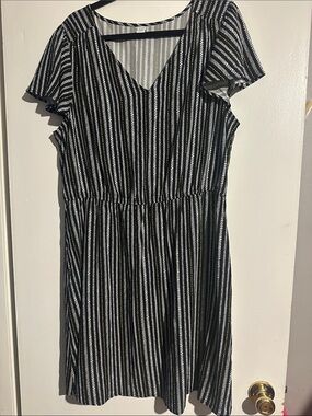 Old Navy Black and White Striped V-Neck Everyday Dress